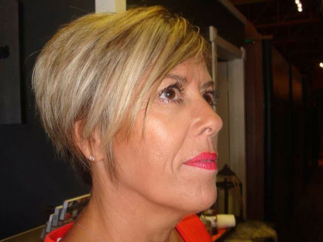 Maquillage femme mature cheveux courts blonds, rouge à lèvres rose